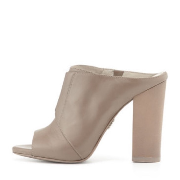Pour La Victoire Eva Mule in Gray - Picture 3 of 3